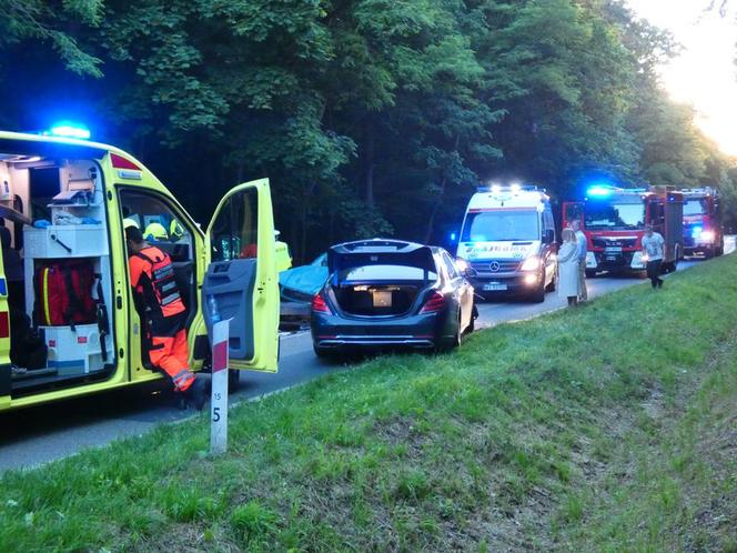 Maybach za milion złotych roztrzaskany. Czołowe zderzenie pod Pruszkowem