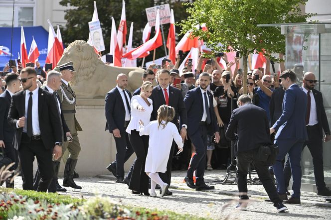  Kasia Nawrocka na biało czekała na rodziców 