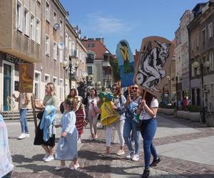 Dni Bajki 2024. W centrum Olsztyna zrobiło się bajkowo. Dzieci przejęły władzę nad miastem [ZDJĘCIA]