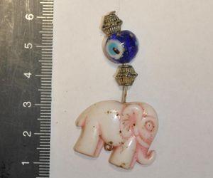 Ubrany szkielet kobiety na kamieniu tuż przy potoku. Natknęła się na niego turystka