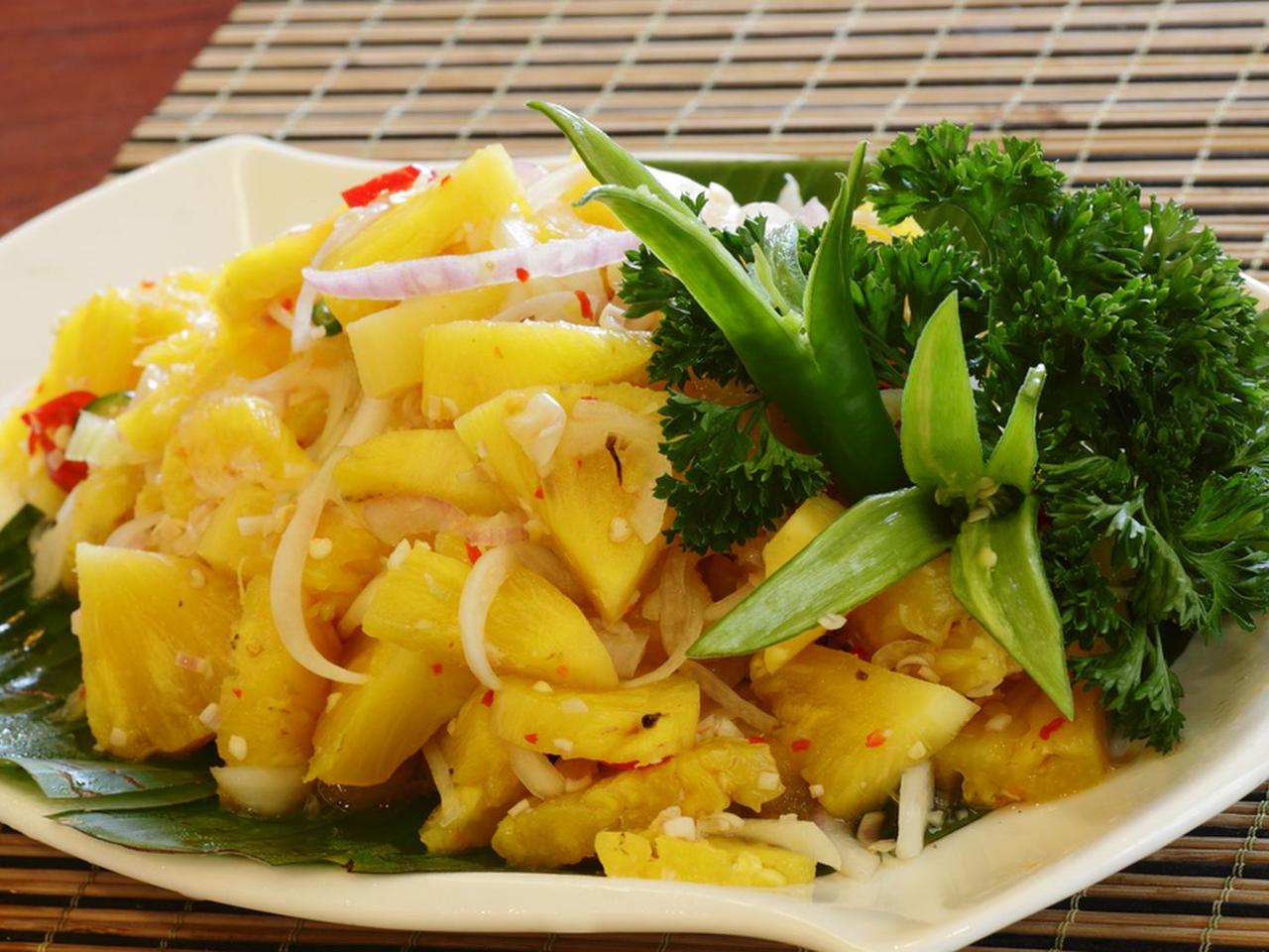 Sałatka z ananasa i cykorii z poppingiem