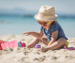 O tej jednej rzeczy nie zapomnij idąc z dzieckiem na plażę. Ważny apel Pana Tabletki