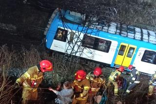 Potężna awaria kolejowa na Śląsku. Pociąg uderzył w słup sieci trakcyjnej. Utrudnienia potrwają jeszcze kilkanaście godzin