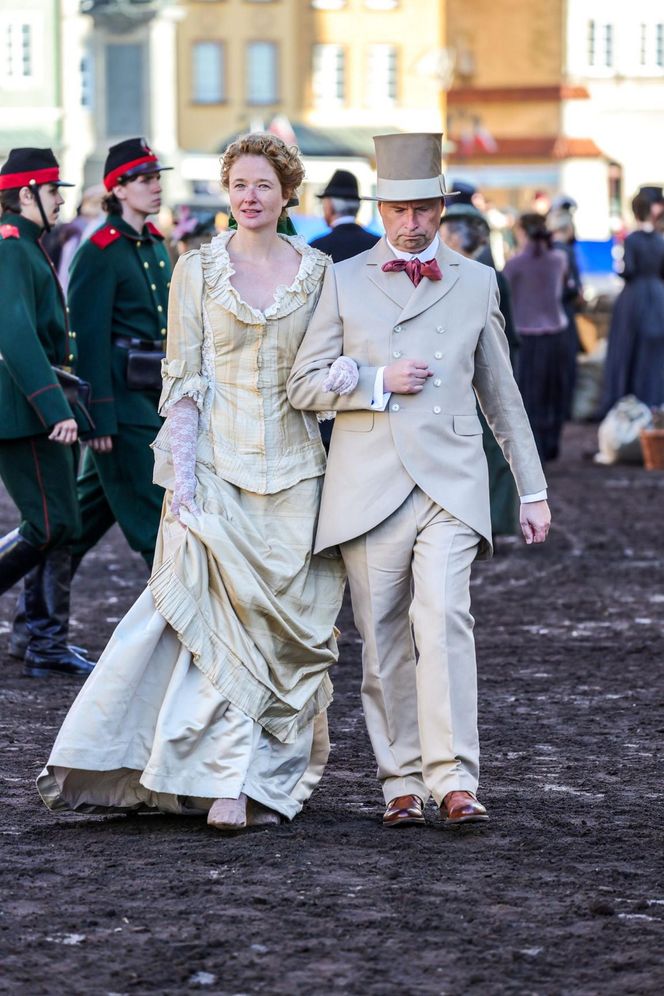 Wokulski i Rzecki spacerują po Warszawie. Plan zdjęciowy „Lalki” przeniósł Stare Miasto do XIX wieku!