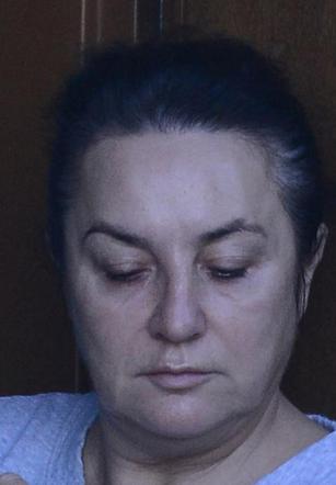 Przybita Danuta Martyniuk bez makijażu odbiera przesyłkę od synowej