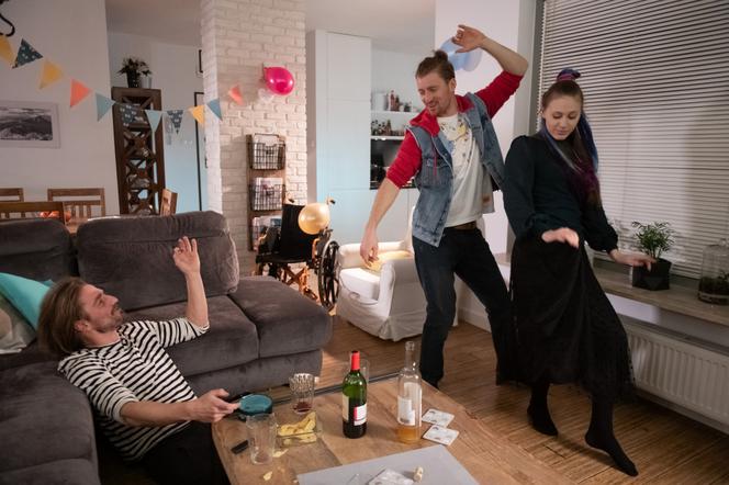 Na Wspólnej odc. 3100. Dawid (Daniel Mosior), Daria (Patrycja Topajew), Adam (Marcin Rogacewicz)
