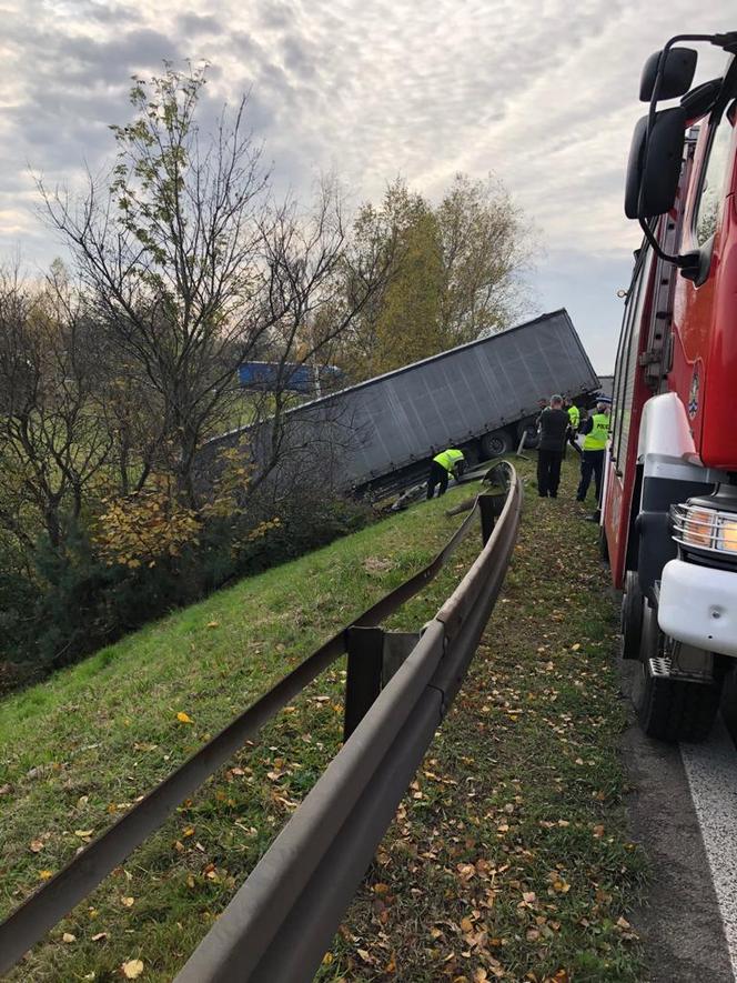 TIR spadł ze skarpy na trasie S1. Droga jest całkowicie zablokowana. Utrudnienia potrwają kilka godzin