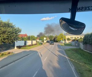 Zapalił się samochód, ogień zajął dom. Dramatyczny pożar w Jabłonnie