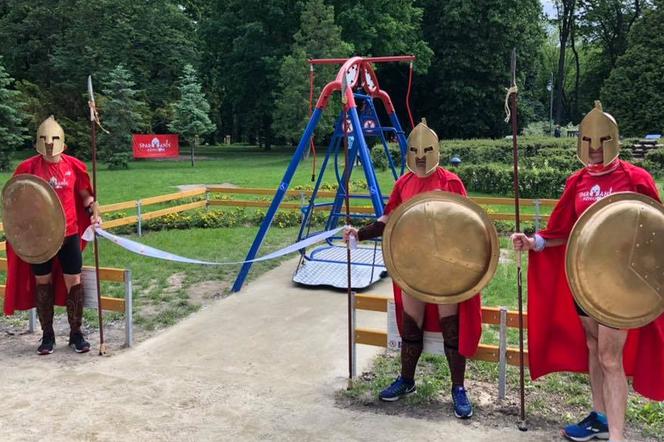 Białystok. W Parku Planty pojawiła się huśtawka dla niepełnosprawnych dzieci