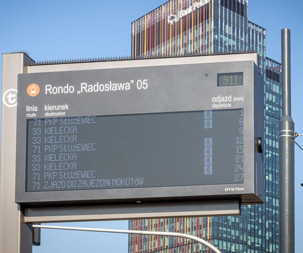 Tablica na przystanku tramwajowym w Warszawie