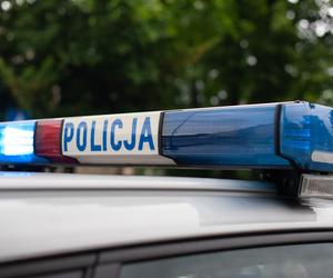 Policja szuka sprawcy potrącenia pieszej w gminie Zelów. 27-latka w ciężkim stanie trafiła do szpitala