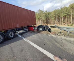 Ciężarówka wbiła się w pojazd obsługi na S3! Zmiażdżona kabina