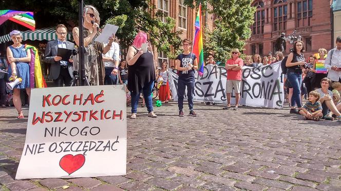  Toruń mówi NIE mowie nienawiści! Tęczowy wiec na Rynku Staromiejskim [ZDJĘCIA]