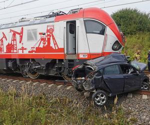 Tragiczny wypadek na przejeździe kolejowym. Nie żyje kierowca forda