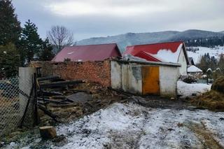 Lubomierz. W pożarze stracili cały dobytek życia. Po śmierci żony pan Jarosław walczy o godne życie dla synów