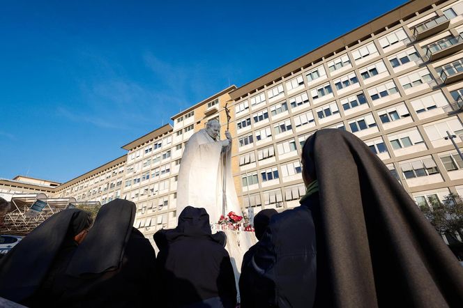 Papież Franciszek w stanie krytycznym