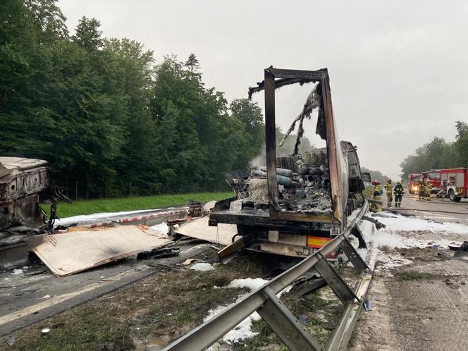 Mężczyzna spłonął w samochodzie na A4 w kierunku Opola! Droga całkowicie zablokowana [ZDJĘCIA]