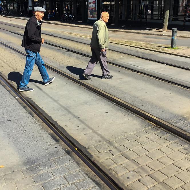 Starsi ludzie w komunikacji miejskiej