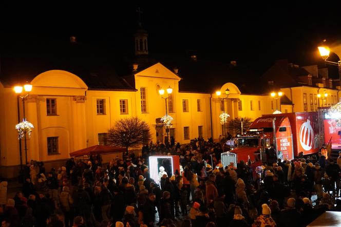 Ciężarówka Coca-cola w Białymstoku! Świąteczna atrakcja przyciągnęła tłumy mieszkańców na Rynek Kościuszki