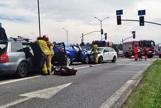 Groźny wypadek w Piekarach. Jest wielu rannych w zderzeniu trzech samochodów