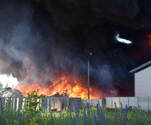 Ogromny pożar w Lęborku. Czarny dym nad składowiskiem widać z daleka