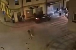 Głogów. Kierowca czarnego auta wjechał w tłum ludzi na chodniku. Policja zna właściciela samochodu [ZDJĘCIA].