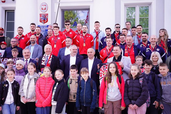 Siatkarze KPS-u z medalami na szyi, dziękowali kibicom za udany sezon