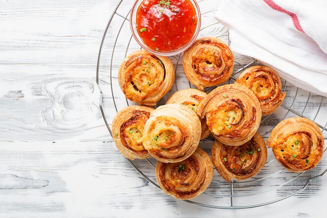 Ekspresowe pizzerinki z ciasta francuskiego to idealny pomysł na chrupiącą, zakręconą przekąskę! 