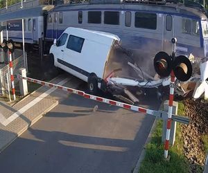 Dostawczak wjechał pod pociąg! Ogromne utrudnienia na kolei