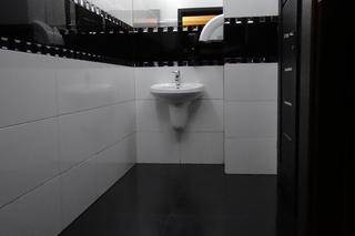 Dziennikarz zginął od jednego kopniaka. Przed śmiercią otrzymał w liście swój nekrolog. Umarł w klubowej toalecie