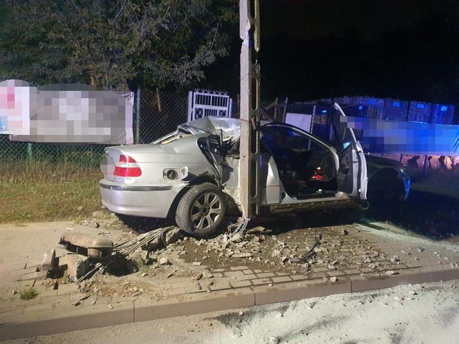 Zawinął się srebrnym bmw na betonowym słupie. Bez uprawnień i OC, ale za to z promilami i po skręcie