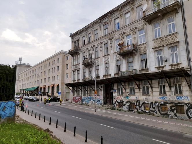 Ludzie usłyszeli huk, z okien buchnął pył. Runęła część zabytkowej kamienicy w Śródmieściu