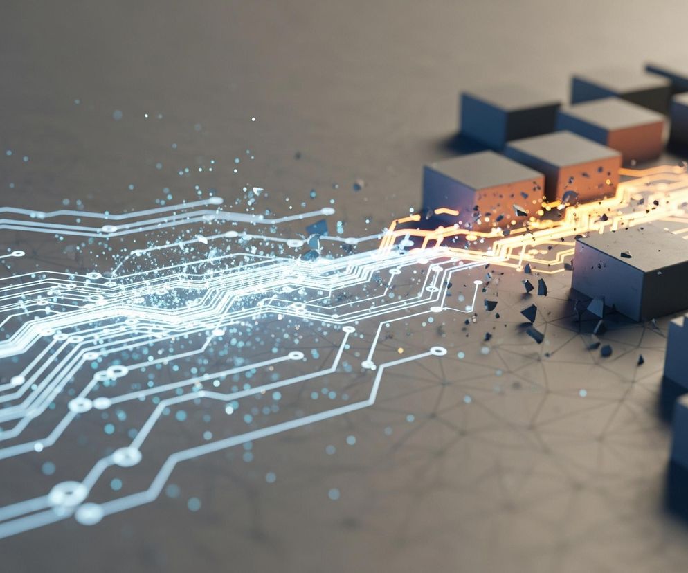 Abstrakcyjną scenę z geometrycznymi elementami. Po lewej stronie widoczne są złożone, świecące niebieskim światłem linie, przypominające obwód elektroniczny lub ścieżki danych, z drobnymi, jasnymi punktami rozproszonymi wokół nich. Linie te rozciągają się w kierunku prawej strony obrazu, gdzie przechodzą w jaskrawe, pomarańczowe ścieżki świetlne, oplatające i przenikające szereg ciemnych, sześciennych bloków. Wiele z tych bloków jest częściowo rozbitych, z małymi fragmentami odłamków unoszącymi się wokół. Tło ma jednolity, szaro-brązowy kolor, a kompozycja tworzy wrażenie dynamiki i transformacji.