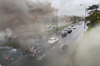 STRAJK TAKSÓWKARZY w Łodzi. Blokowali Centrum, domagając się pomocy od rządu [WIDEO]