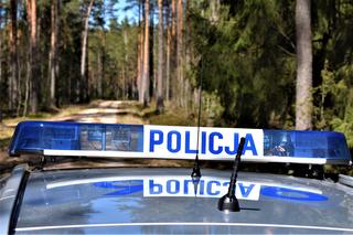 Augustów. 40-latka leżała nieprzytomna w lesie. Policjanci nieśli ją na rękach