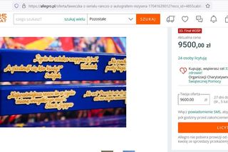 Kultowa ławeczka z Rancza wystawiona na sprzedaż. Pieniądze zostaną przeznaczone na szczytny cel