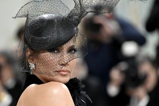 Jennifer Lopez pokazała za dużo na gali?! Fani o mało nie pomdleli!