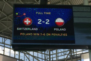 Polska - Szwajcaria. Tablica świetlna na stadionie w Saint-Etienne