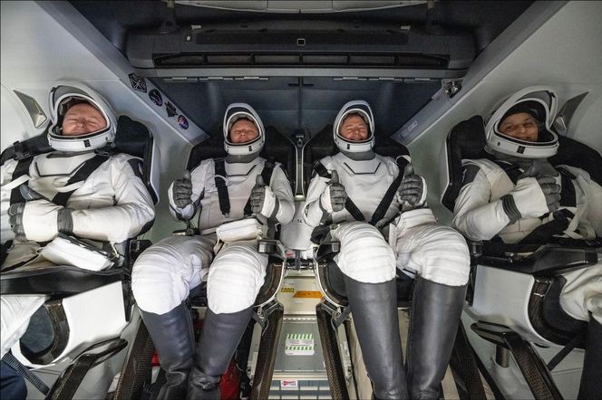 Uwięzieni w kosmosie astronauci wrócili do domu