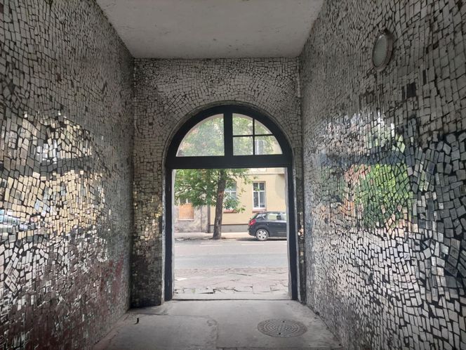 Bydgoszczanka w stolicy stworzyła palmę, a w Bydgoszczy magiczną lustrzaną bramę. Jak po latach wygląda ta instalacja?