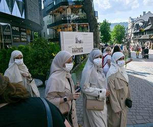 Arabowie kochają Zakopane. Nie przeszkadza im zła pogoda. Górale mówią, na co zwracają uwagę