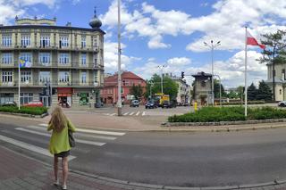 Na Placu Konstytucji 3-go Maja w Przemyślu stanęły dwa maszty z flagami