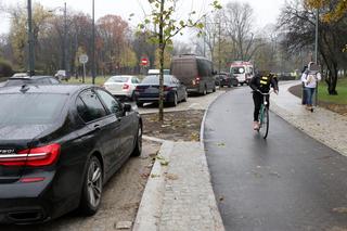 Zabrali miejsca parkingowe i zwęzili ulicę by zrobić ścieżkę rowerową. Biorą się za kolejne ulice