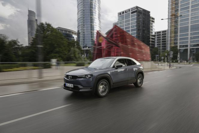 Elektryczna Mazda MX-30 nieźle udaje auto spalinowe. Jest jak mała butelka wody - TEST, PIERWSZA JAZDA