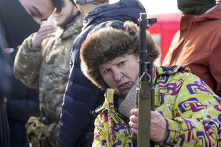 Wojna na Ukrainie. Kobiety pod bronią - coraz więcej Ukrainek wstępuje do armii. Dzieci też szkolą. 