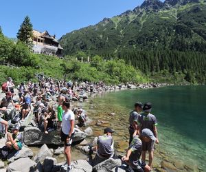 Turyści w drodze na Morskie Oko