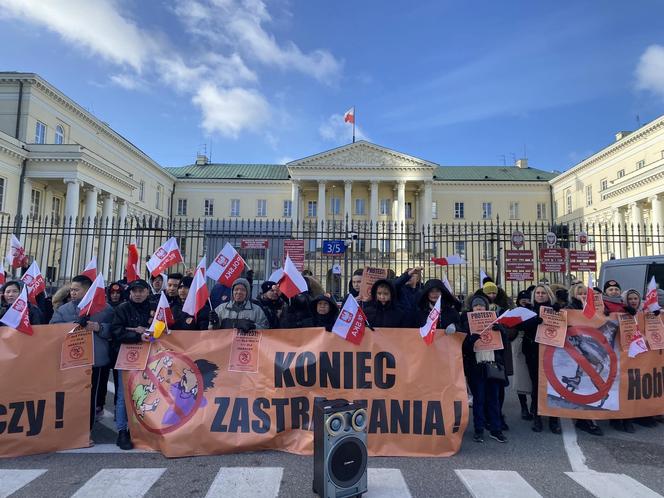 Kupcy z Marywilskiej 44 protestują pod Ratuszem. Walczą z podwyżką czynszu w centrum handlowym