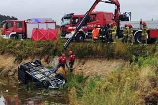 Makabra pod Wieluniem. Samochód zatonął w stawie, w środku zwłoki dwóch mężczyzn
