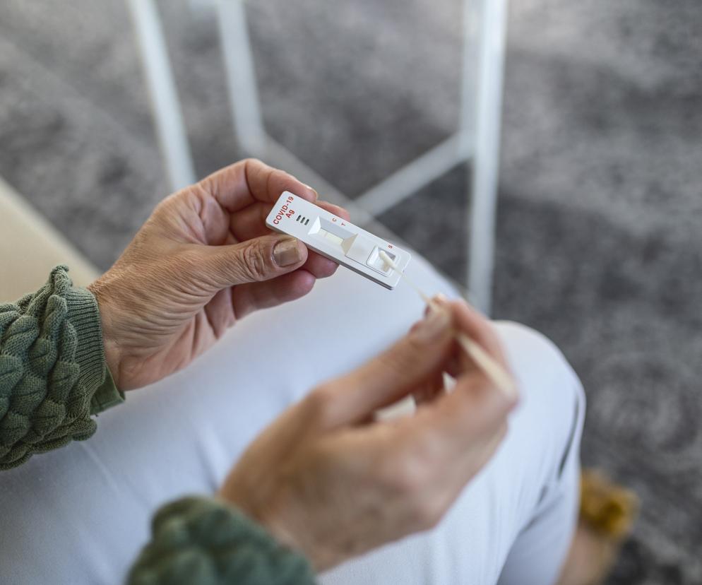 Kobieta trzyma test na koronawirusa