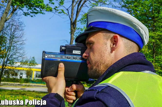 Policjanci kontrolują także te autokary, które już ruszyły w trasę.